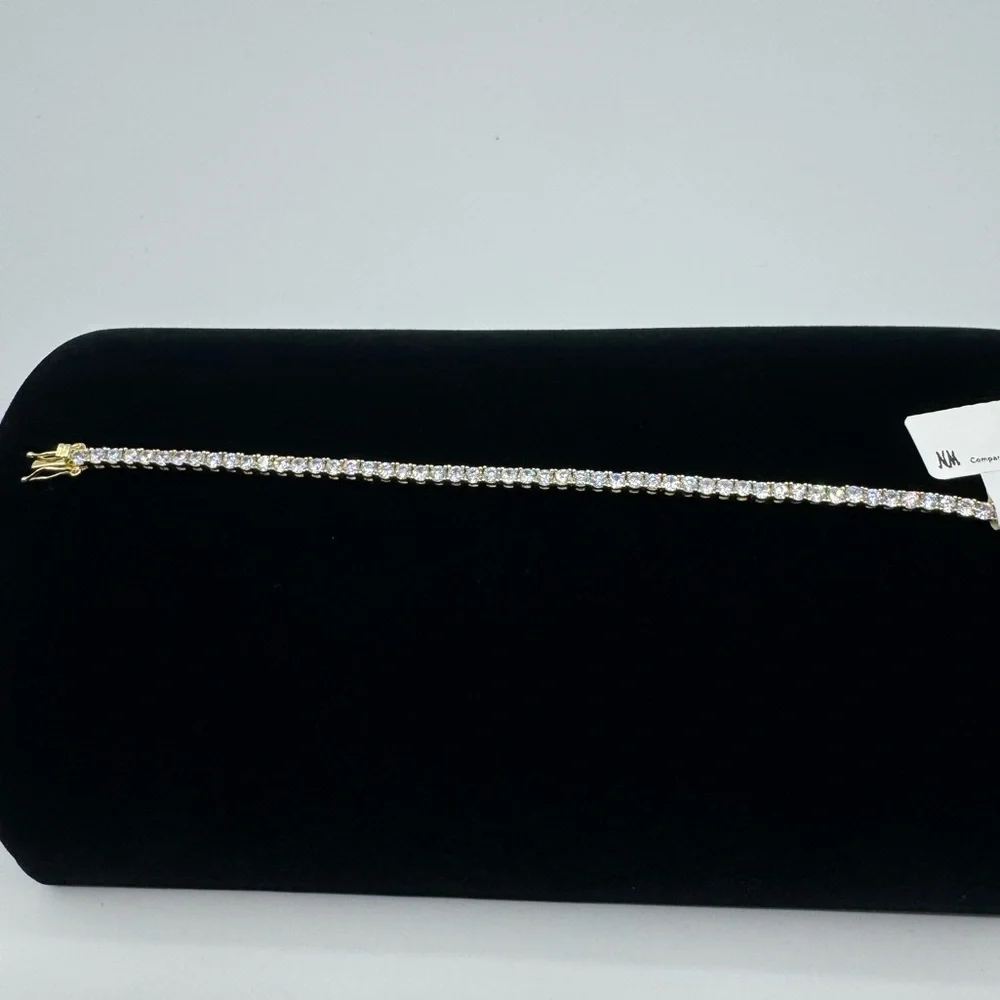 18kt Tennis Bracelet - Picture 9 of 12